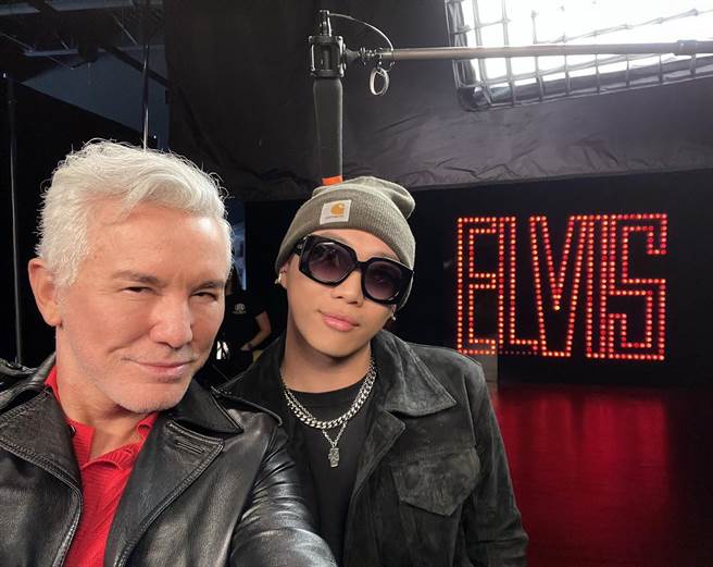 ØZI（右）参与《猫王艾维斯》电影宣传活动，与导演巴兹鲁曼合影。（华纳兄弟提供）