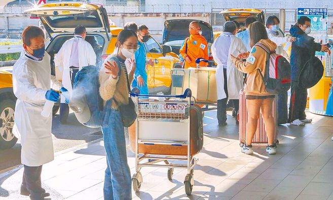 图为桃园机场入境旅客。（本报资料照 / 陈麒全摄）