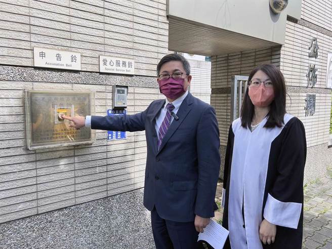 黑函风波扩大，台南市政府经发局长陈凯凌在律师的陪同下，前往台南地检署按铃控告市议员谢龙介诽谤。（洪荣志摄）
