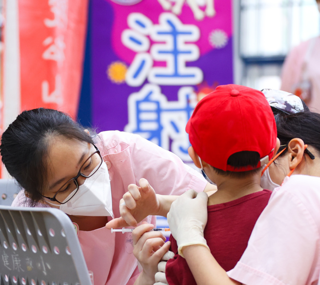 國內5到11歲兒童第2劑疫苗間隔縮短為4到8周，預計6月下旬開打。（資料照／羅永銘攝）