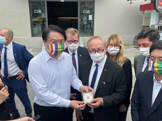 法國參議院外交暨國防委員會副主席葛利歐致贈一枚法國參議院的徽章給基隆市長林右昌。（陳彩玲攝）