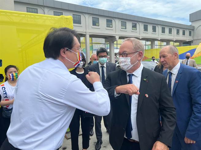 法國參議院外交暨國防委員會今日上午抵達基隆，前往基隆港西二主場館參訪。（陳彩玲攝）