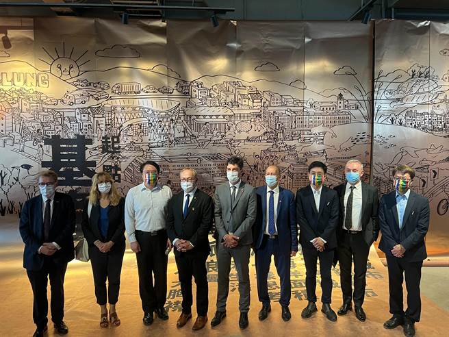 法國參議院外交暨國防委員會今日上午抵達基隆，前往基隆港西二主場館參訪。（陳彩玲攝）