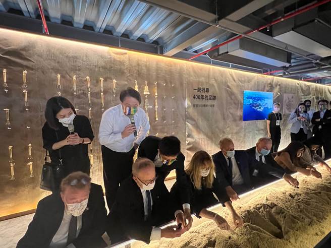 基隆市長林右昌說，法國參議院對考古發掘最有興趣，在考古發覺區待了很長時間。（陳彩玲攝）