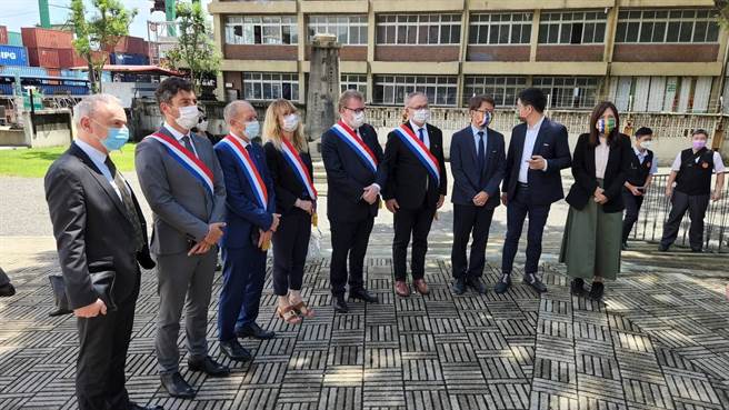 法國參議院外交暨國防委員會今日上午抵達基隆，前往法國公墓緬懷戰爭捐軀官兵。（陳彩玲攝）