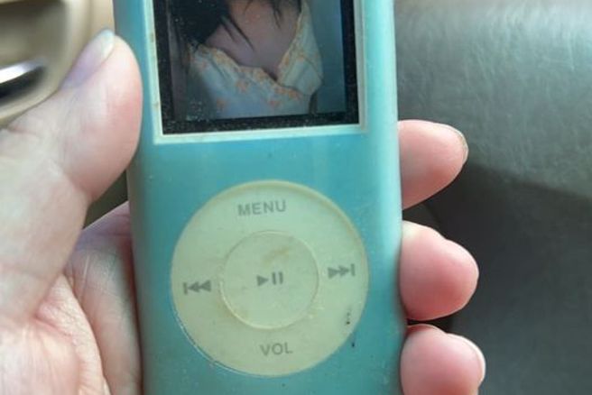 老婆在车上发现他老旧MP4，开机后惊见他前任性感照，人夫崩溃求解。（图／翻摄自爆废公社）
