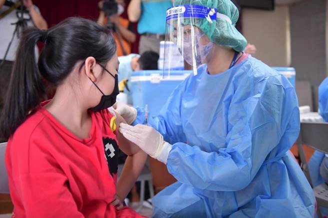 花蓮縣兒童BNT疫苗接種劑量因與成人不同，有意為孩子接種的家長可向在地衛生所預約施打時間，成人及學生則可到醫療院所預約接種。（門諾醫院提供／羅亦晽花蓮傳真）