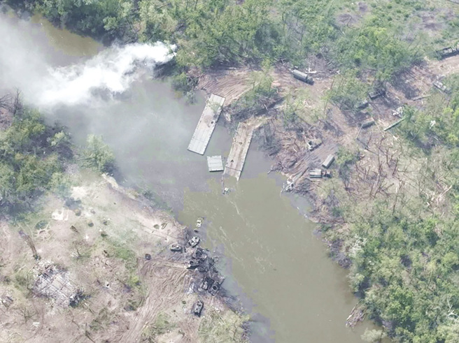 英國指出，烏東頓巴斯之戰接下來的關鍵在於渡河行動，指出俄軍只剩2種選擇。圖為北頓涅茨河被炸毀的浮橋畫面。（圖／美聯社、烏克蘭總統府提供）