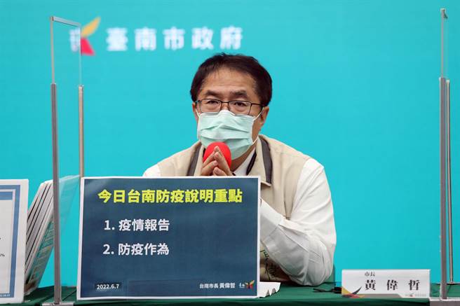 疫情南移，台南市长黄伟哲向中央喊话说，如果下一波疫苗先到货，应该考虑改变现行的分配公式及数量，优先分配给中南部。（本报资料照片）