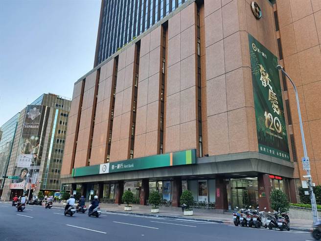 公股首家！第一銀行內部碳定價近2年減少132萬元碳排成本。（王莫昀攝）
