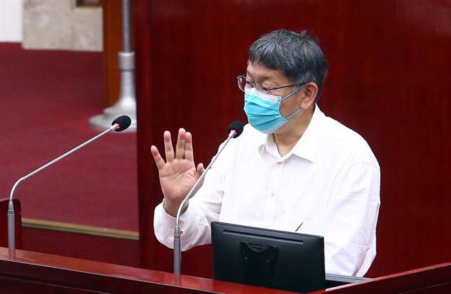 民眾党桃园市长参选人赖香伶昨拜会前北市议员罗智强，并透露党主席柯文哲想约见罗智强，让外界揣测企图挖角。柯文哲13日在市议会答询时表示，朋友就朋友，谈谈话也没有那么严重。（邓博仁摄）