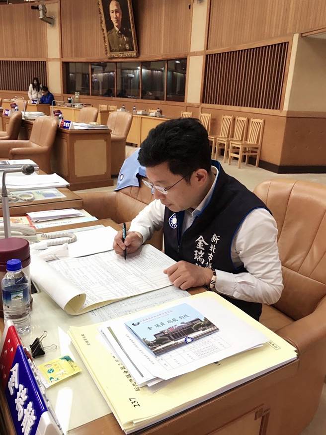 新北市议员金瑞龙呼吁新北应提供侦热型住警器。（金瑞龙提供／李奇叡新北传真）