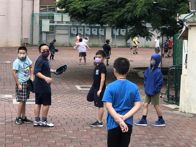 金门县各国小今日復课，校园内再见小朋友欢乐相聚。（李金生摄）