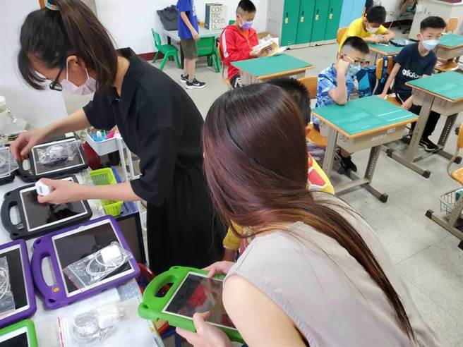 金门县各国小今日復课，图为柏村国小上课情形。（柏村国小提供）