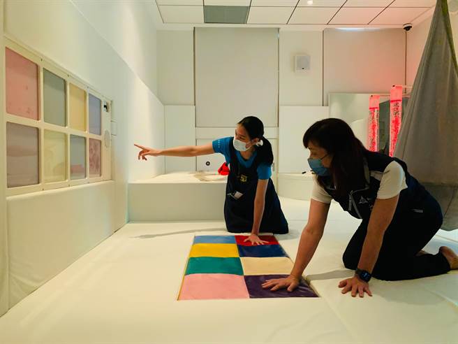 新竹市儿童发展早期疗育中心全新的疗育感官教室「白屋」已完工，副市长沈慧虹（右）13日特别为孩子温声开箱，白屋即日起也将成为孩子体验与探索的秘密基地。（陈育贤摄）