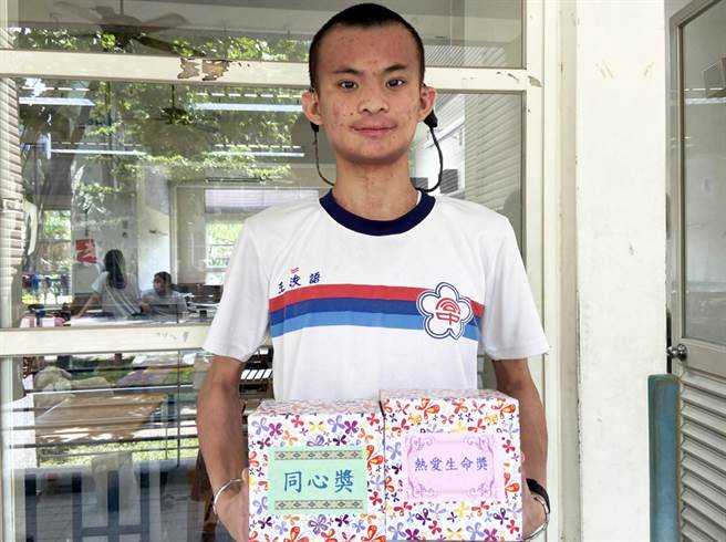 大同中學畢業生王浚語樂觀面對罕病，校方特地頒發熱愛生命獎鼓勵。（林和生攝）