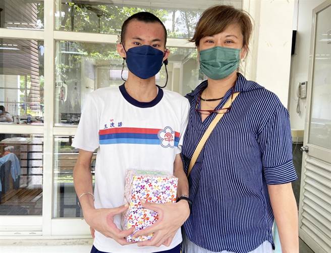 大同中學畢業生王浚語（左）獲頒發熱愛生命獎，母親也為孩子開心。（林和生攝）