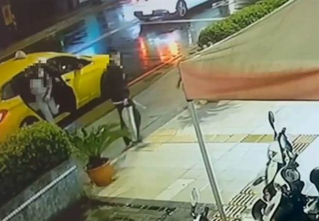 新北市中和分局积穗所昨日获报，有民眾怀疑小黄运将蓄意绕路，赚取车资价差，爆发口角，事后驾驶乘客一同报案，互相提告。（警方提供／李奇叡新北传真）