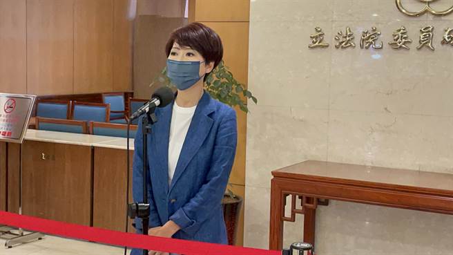 民進黨立委陳亭妃今（13日）在立院受訪表示，台灣兵力確實要檢討。（葉書宏攝）