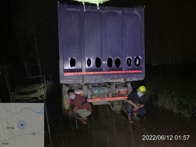 民雄分局与环保局当场查获2辆曳引车与挖土机非法掩埋营建废弃土方。（嘉义县政府提供∕吕妍庭嘉义传真）