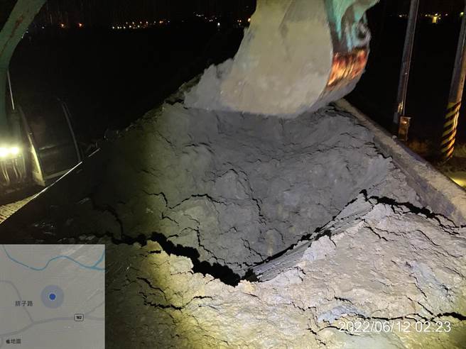 民雄分局与环保局当场查获2辆曳引车与挖土机非法掩埋营建废弃土方。（嘉义县政府提供∕吕妍庭嘉义传真）