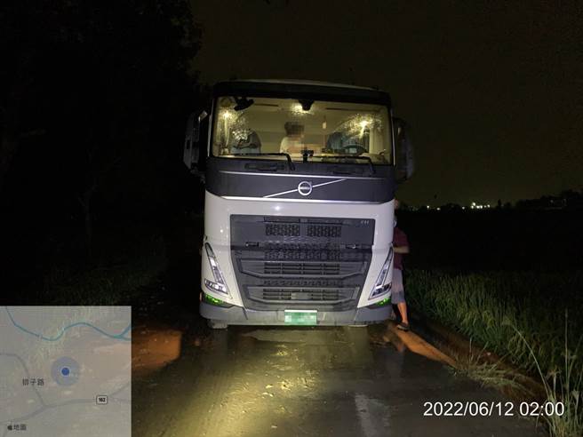 民雄分局与环保局当场查获2辆曳引车与挖土机非法掩埋营建废弃土方。（嘉义县政府提供∕吕妍庭嘉义传真）