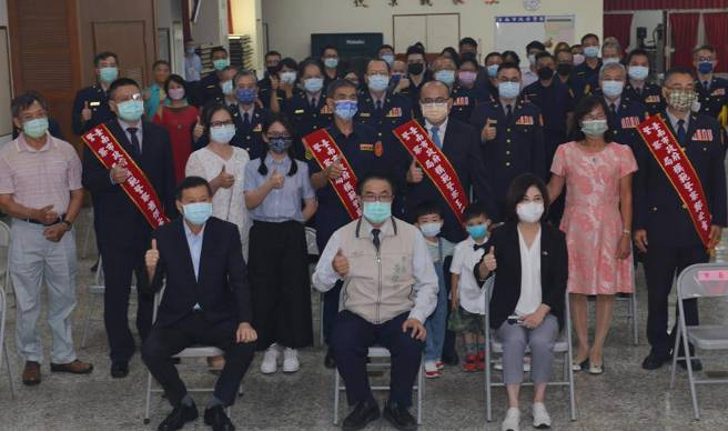 臺南市政府警察局为庆祝111年警察节，市长黄伟哲出席颁发模范警察、警察奖章及绩优员工等3种代表性奖项。(台南市警察局提供)