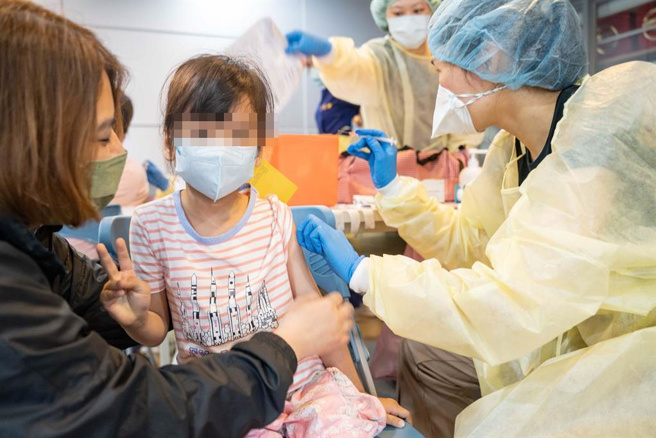 屏县13日确诊＋1924，暑假前儿童疫苗赶打第2剂。(屏县府提供)