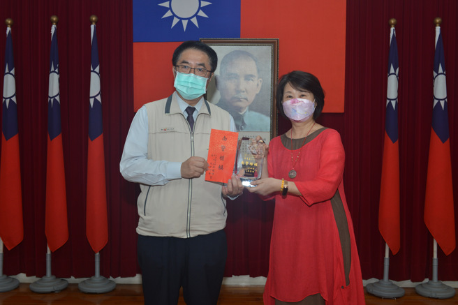 臺南市政府警察局为庆祝111年警察节，市长黄伟哲出席颁发模范警察、警察奖章及绩优员工等3种代表性奖项。(台南市警察局提供)