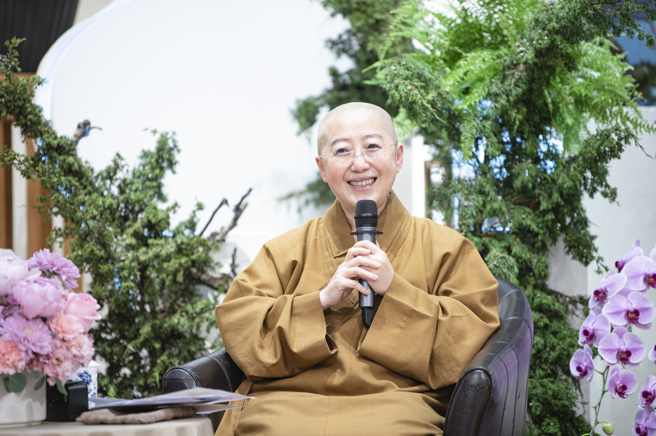 觉培法师娓娓道来星云大师打破传统佛教框架的思维，以各种方式弘扬人间佛教。(图/佛光山惠中寺提供)