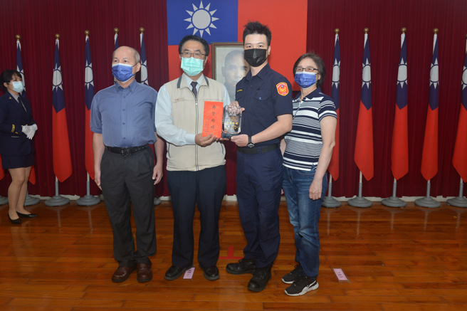 臺南市政府警察局为庆祝111年警察节，市长黄伟哲出席颁发模范警察、警察奖章及绩优员工等3种代表性奖项。(台南市警察局提供)