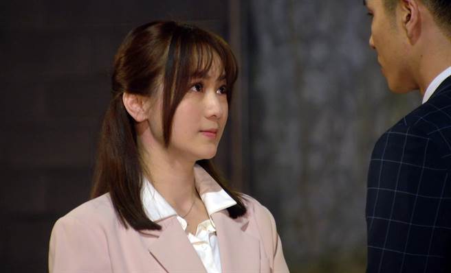 游诗璟一人饰两角。（台视提供）