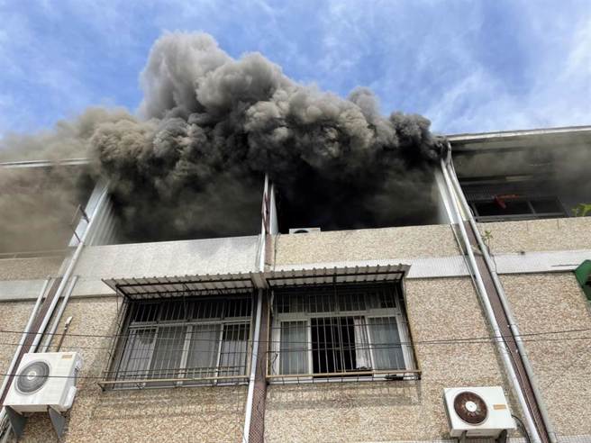 阿蓮區一棟民宅13日下午發生火警，消防人員在撲滅火勢後，發現3樓加蓋鐵皮屋發現1名32歲男子，已明顯死亡，未送醫。（翻攝照片／林瑞益高雄傳真）