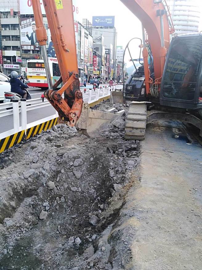 台電初步查出，主因是高雄火車站前外部施工單位不慎挖到纜線惹禍，詳細原因進一步有待查明。（柯宗緯翻攝）
