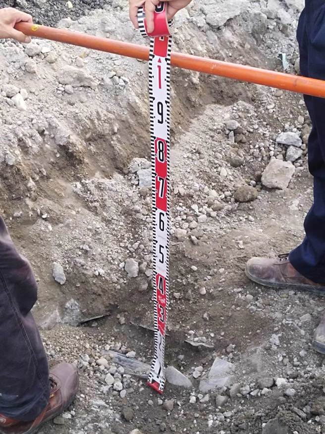 台電初步查出，主因是高雄火車站前外部施工單位不慎挖到纜線惹禍，詳細原因進一步有待查明。（柯宗緯翻攝）
