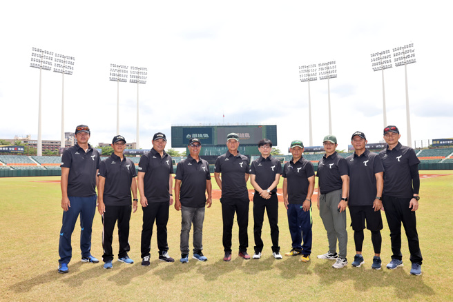 台鋼雄鷹新人測試會由統籌教練林振賢（左五）領軍觀看球員。（台鋼雄鷹提供）