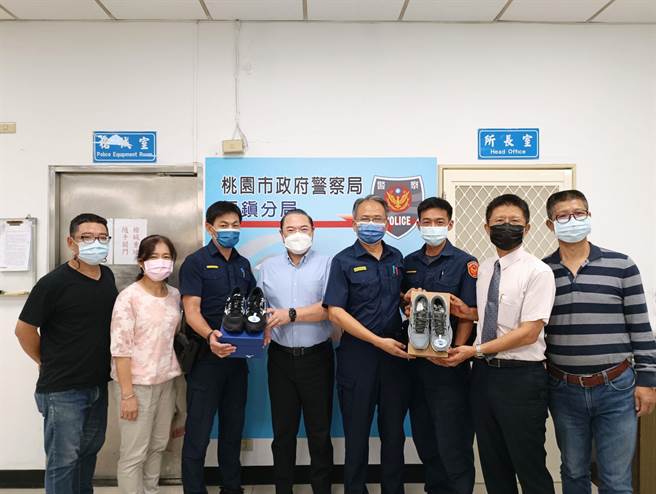 提前欢度警察节桃园平镇警每人获赠球鞋。(警方提供／吕筱蝉桃园传真)
