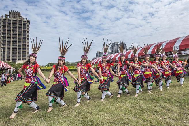 阿美族丰年祭「岁时祭仪」2020年在头前溪桥前的高滩地举办，原民赤脚在草地起舞，充分展现力与美的「原味」。（罗浚滨摄）