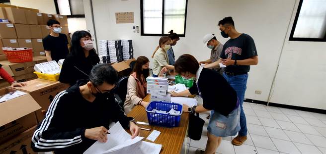 桃园市教育局自行採购72万剂快筛试剂，以全面提升校园防护力。（桃园市教育局提供／陈梦茹桃园传真）