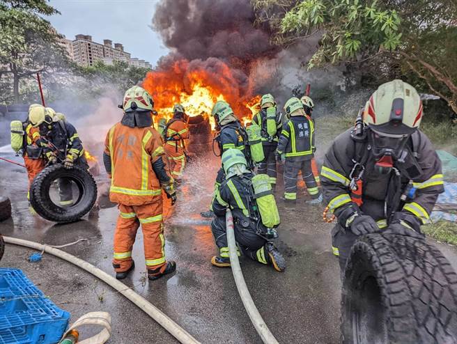 桃园泰丰轮胎再传火警浓烟直窜天际瀰漫恶臭。(消防局提供／吕筱蝉桃园传真)