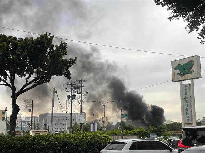 桃园泰丰轮胎再传火警浓烟直窜天际瀰漫恶臭。(取自脸书我是中坜人／吕筱蝉桃园传真)