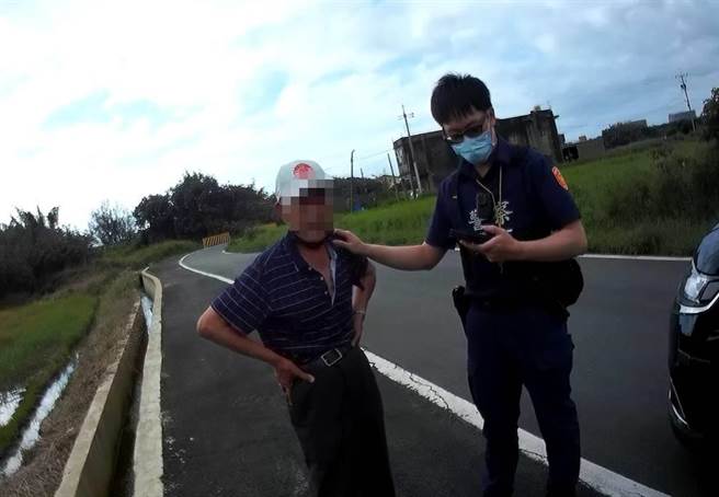 男子拜庙遭谩骂警迅速协助排解纠纷。(警方提供／吕筱蝉桃园传真)