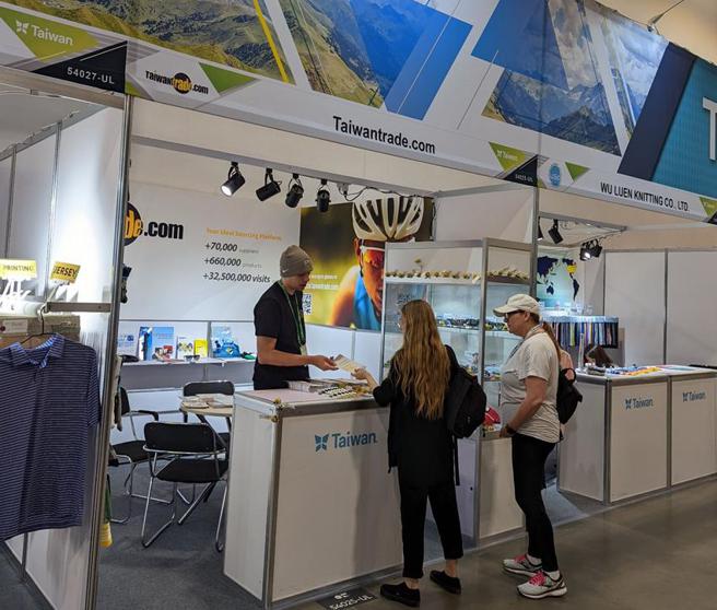 （台湾经贸网参展美国最大户外用品零售展。图／贸协提供）