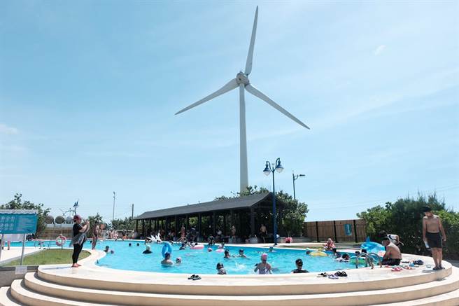 台中大安滨海乐园大泳池，即日起至8月免费提供给游客使用。（《向海那漾》提供）