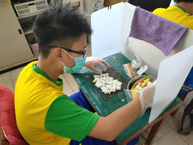 今年雖然在防疫的種種限制下，師生們發揮創意，透過混成教學模式，32位畢業生完成菱角壽司。（官田國小提供／張毓翎台南傳真）