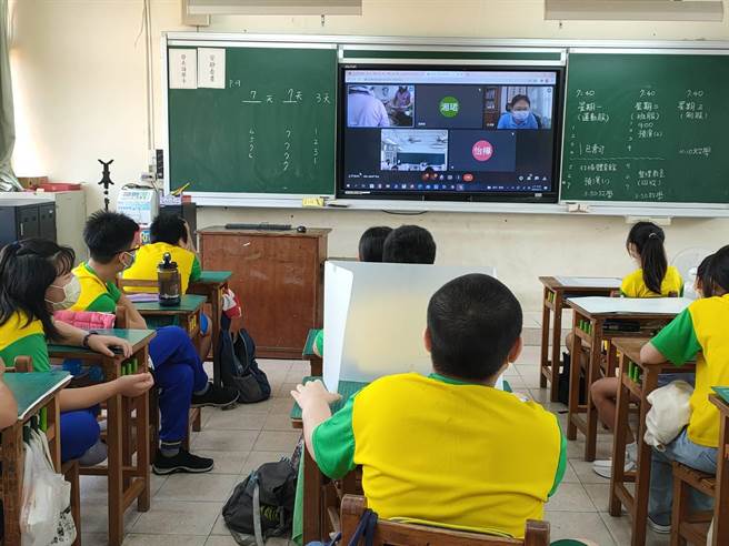 今年雖然在防疫的種種限制下，師生們發揮創意，透過混成教學模式，32位畢業生完成菱角壽司。（官田國小提供／張毓翎台南傳真）