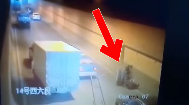 肇事轮胎50秒后又再度回头辗过骑士。（图片翻摄自FB/爆废公社）