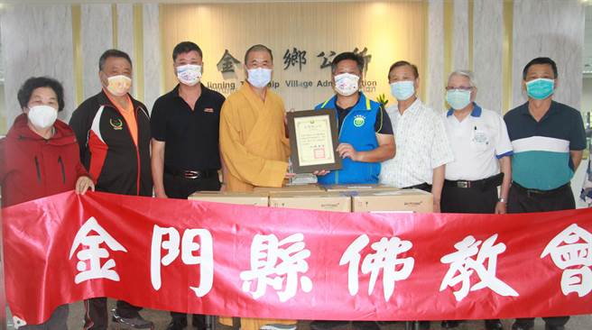 金门县佛教会捐赠金寧乡公所快筛剂500剂，提供第一线工作人员使用。（金寧乡公所提供）