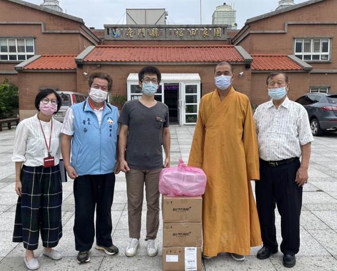 金门县太武山海印寺弘法基金会董事长性海法师今天率董、监事代表洪志合等人，再赴福田家园、松柏园老人长期照顾中心，各捐赠快筛试剂300剂。（金门县政府提供）