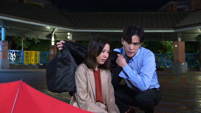 廖苡喬遭劈腿分手街頭痛哭，Gino送暖。（民視提供）